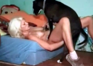 Açgözlü köpek tarafından tahrik olmuş sarışın kız delice fethediliyor.