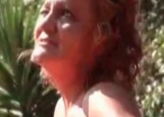 Szép dalmata kutyával történt szex a szabadban, szenvedélyes és természetes környezetben.